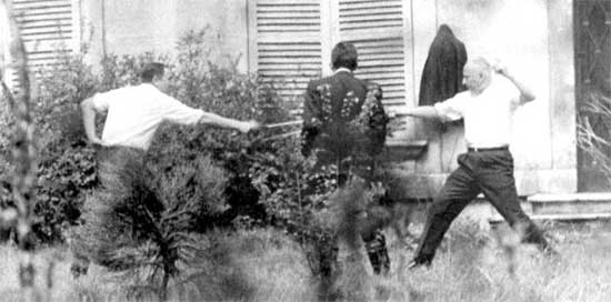 René Ribière (à gauche), Jean de Lipkowski (de dos) et Gaston Defferre (à droite), 1967